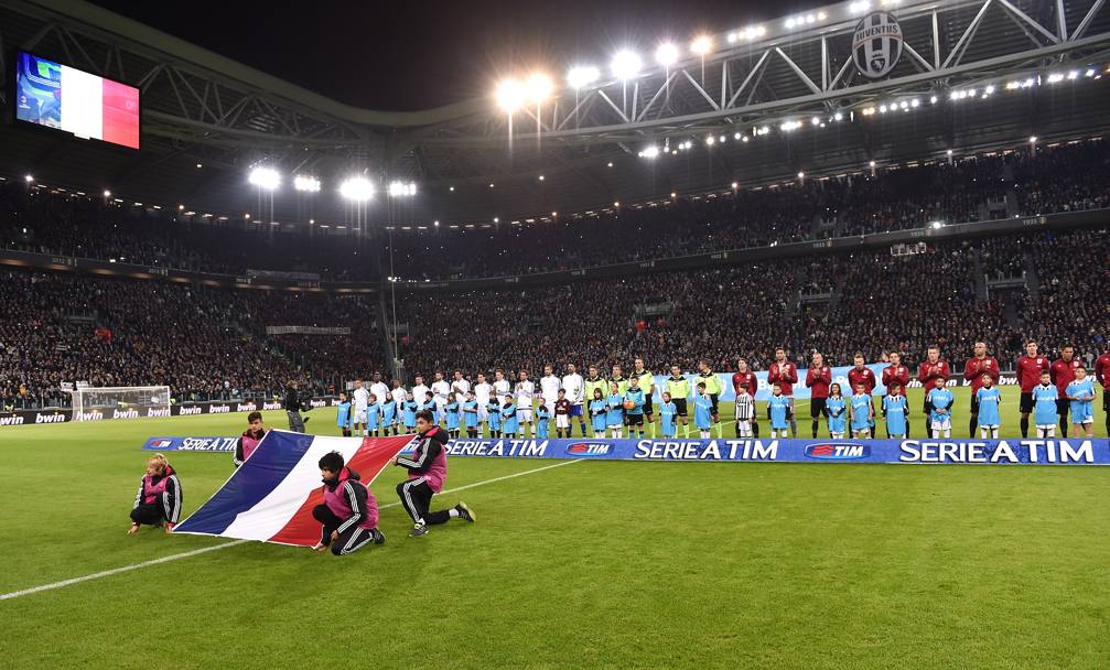 Anche lo Stadium ricorda le vittime degli attentati del 13 novembre a Parigi: bandiera francese e Marsigliese suonata prima dell&#39;inizio. Getty